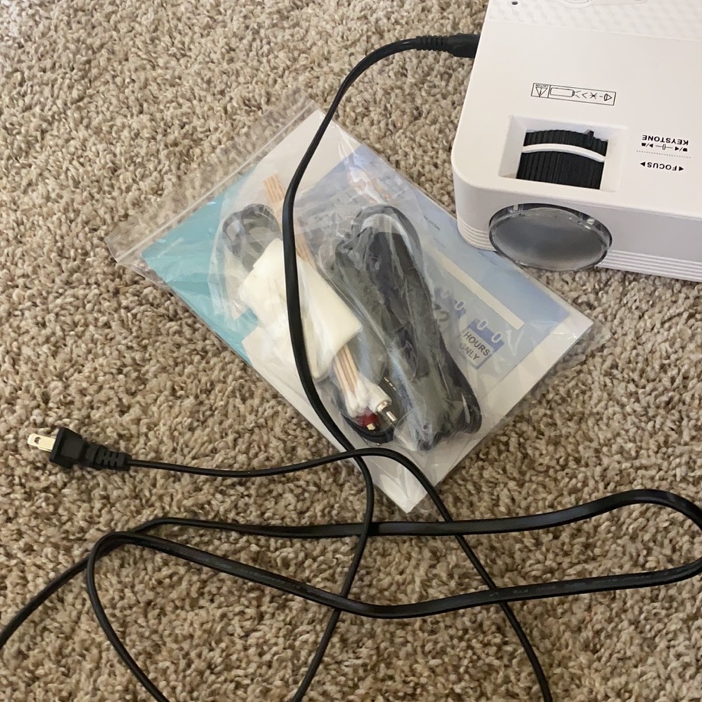 Mini projector wireless! - Picture 2 of 5